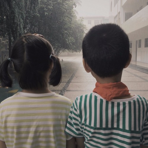 2-好大的雨，回不去了耶。-没事呀，我陪你到雨停