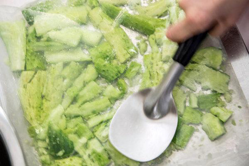 资料图：拍黄瓜。图片来源：纽约时报