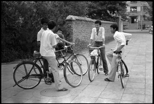 1985年8月,北京171中学校门口。 1985年8月,北京171中学校门口。