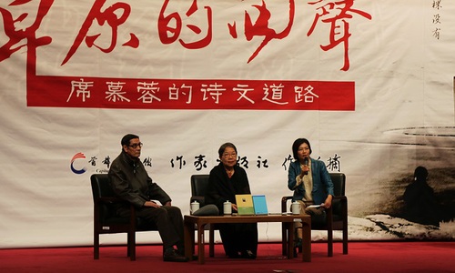 △发布会现场，嘉宾：台湾著名诗人席慕蓉（中）、中央民族大学教授、蒙古学文献大系总主编贺希格陶克陶（左），主持：作家出版社副总编、《作家文摘》报社总编辑张亚丽