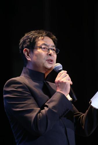 濮存昕朗诵了《悲怆》和《船》两首诗。