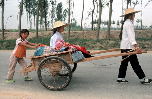 1979年 一名母亲从妇产医院将新出生的孩子带回家, 摄影Eve Arnold 1979年 一名母亲从妇产医院将新出生的孩子带回家, 摄影Eve Arnold