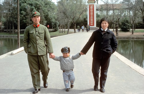 1979年军人与妻子、孩子度假 武汉, 摄影Eve Arnold 1979年军人与妻子、孩子度假 武汉, 摄影Eve Arnold