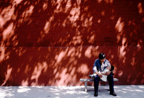 1984年 一名父亲和他的孩子,北京, 摄影Thomas Hoepker 1984年 一名父亲和他的孩子,北京, 摄影Thomas Hoepker