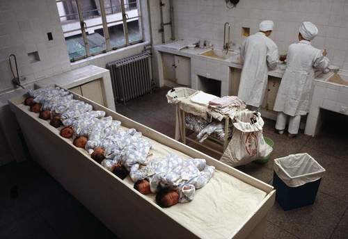 1993年 新生婴儿排队等待洗澡,上海第一妇产医院, 摄影Stuart Franklin 1993年 新生婴儿排队等待洗澡,上海第一妇产医院, 摄影Stuart Franklin