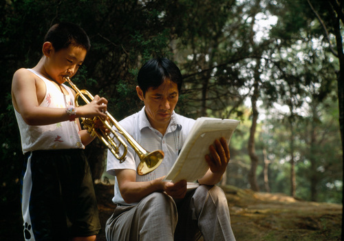 1999年 九岁男孩与他的父亲,北京日坛公园, 摄影Stuart Franklin 1999年 九岁男孩与他的父亲,北京日坛公园, 摄影Stuart Franklin