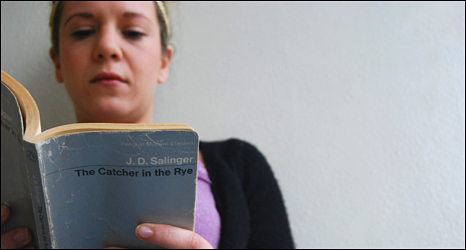 阅读《麦田里的守望者》的女子