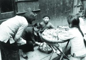 1913官方禁止过大年，老百姓偷偷买年货贴春联