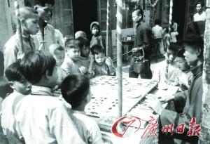 1913官方禁止过大年，老百姓偷偷买年货贴春联