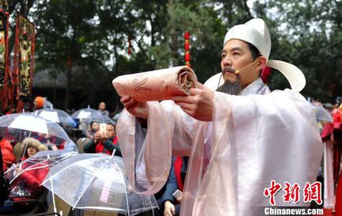 “人日游草堂”祭祀活动举行留学生吟诵杜甫诗歌