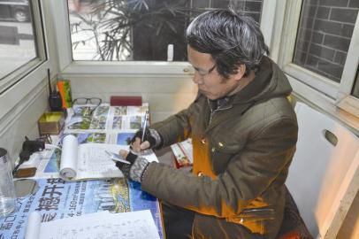 何玉平在岗亭里写诗。