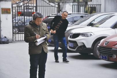 何玉平登记停车记录。