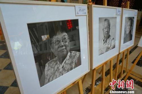 中国新诗“九叶派”代表诗人郑敏肖像(左一)。　董飞 摄