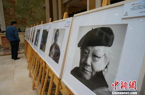 中国台湾著名诗人郑愁予肖像(右一)。　董飞 摄