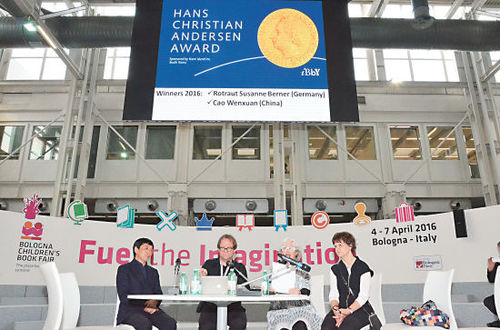 4 月4 日,在意大利博洛尼亚童书展上举行的2016 年国际安徒生奖宣布现场,中国儿童文学作家 曹文轩(左一)在台上就座。新华社记者宋建摄