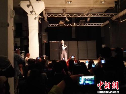 谢尔?埃斯普马克现场朗诵自己的诗作。 木小满 摄