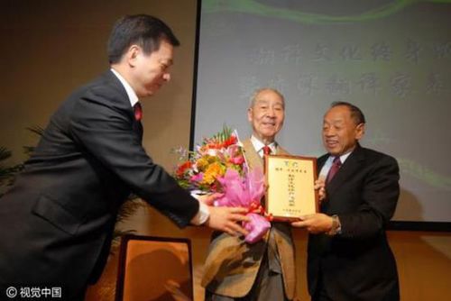 许渊冲：翻译中国诗，是中国人还是外国人翻得好？