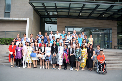 部分与会人员合影