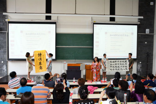 翰林辞赋院代表的玉楼春为庆典即兴题诗，知名书法家王鸿强书写赠送大赛组委会