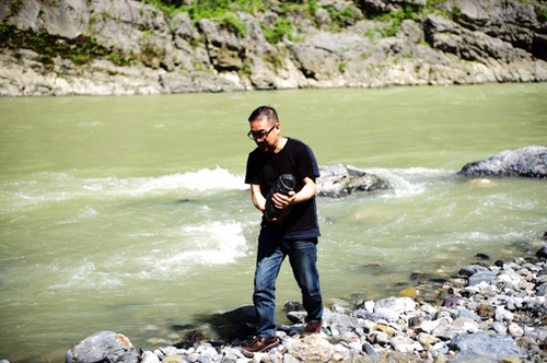 著名诗人张执浩在神农溪