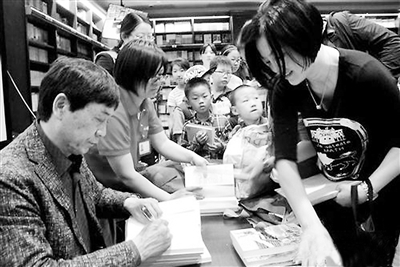 获国际安徒生奖的曹文轩给读者签售