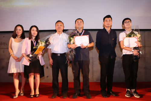 李成恩在颁奖典礼（左二）