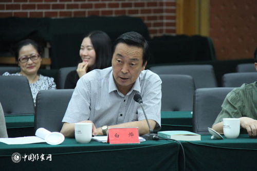 白烨在座谈会上发言