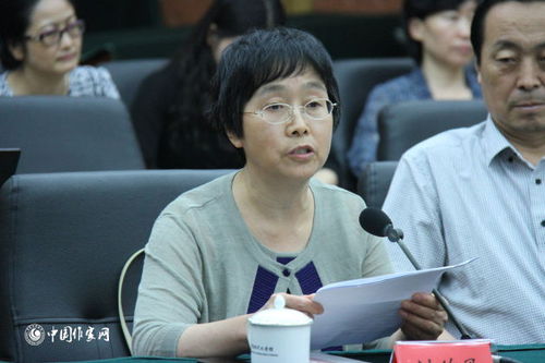 柳青的女儿刘竹风代表家属发言