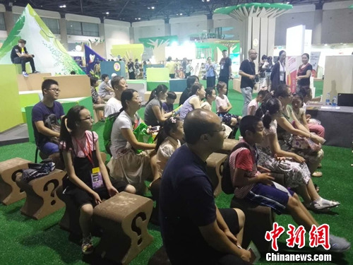 读者倾听马爱农发言。上官云 摄