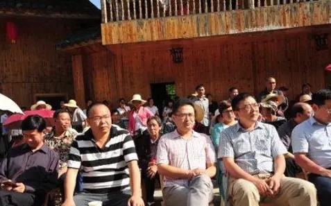 常德市诗歌协会主席向未（左二）