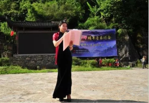 湖南文理学院教授龙静朗诵唐益红的诗作《端午有雨》