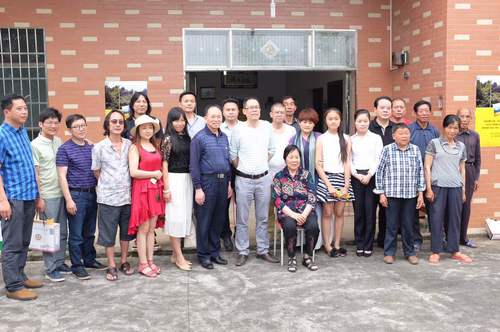 《栗山》乡邻见面后部分来宾与乡邻合影