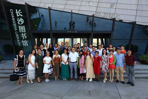 参加《栗山》品读会的部分来宾在长沙图书馆合影