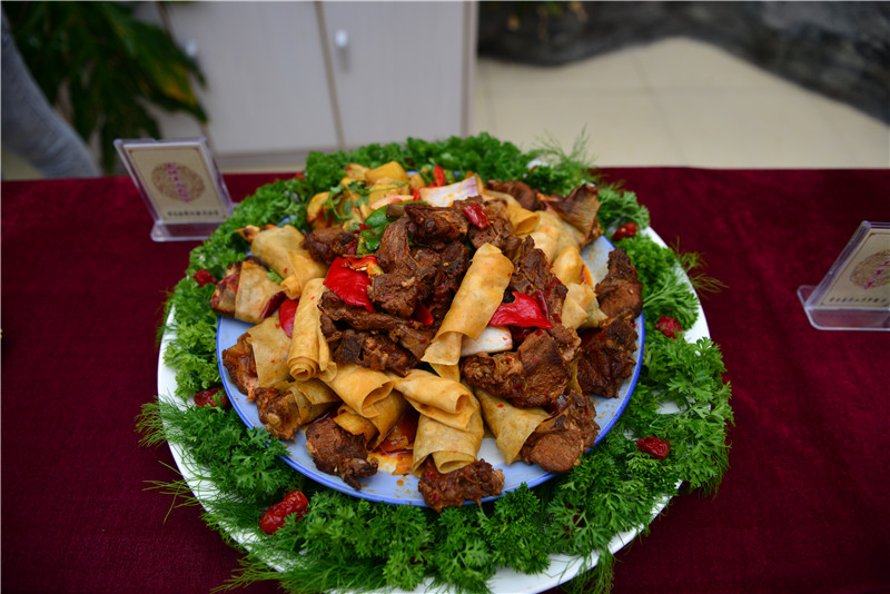 高山牧场、牛羊成群；山峦起伏，麦浪翻涌。这里有古城风貌，有草原风情，更有吃不完的美食。赏奇台美景之余，敬请参加奇台县“迎中秋、庆十一”诗歌征稿活动！获奖诗人可赴新疆奇台参加“迎中秋、庆十一”诗歌朗诵会，亲自观赏美景、品尝美食，往返交通及食宿费用由主办方承担！<a href="http://www.zgshige.cn/c/2016-08-10/1622271.shtml" target="_blank">点击此处查看投稿方式</a>