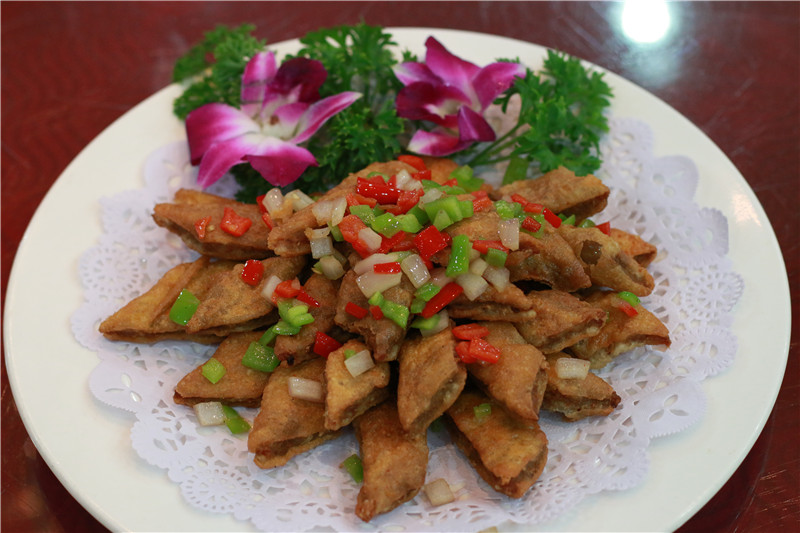 高山牧场、牛羊成群；山峦起伏，麦浪翻涌。这里有古城风貌，有草原风情，更有吃不完的美食。赏奇台美景之余，敬请参加奇台县“迎中秋、庆十一”诗歌征稿活动！获奖诗人可赴新疆奇台参加“迎中秋、庆十一”诗歌朗诵会，亲自观赏美景、品尝美食，往返交通及食宿费用由主办方承担！<a href="http://www.zgshige.cn/c/2016-08-10/1622271.shtml" target="_blank">点击此处查看投稿方式</a>