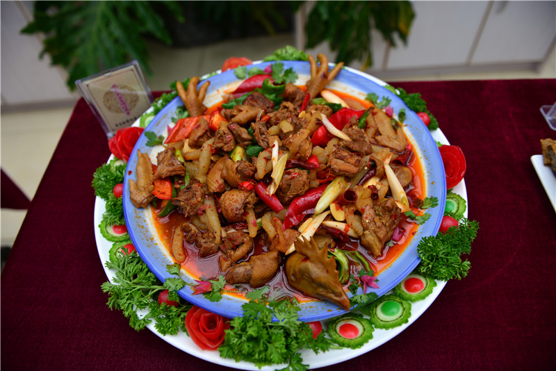 高山牧场、牛羊成群；山峦起伏，麦浪翻涌。这里有古城风貌，有草原风情，更有吃不完的美食。赏奇台美景之余，敬请参加奇台县“迎中秋、庆十一”诗歌征稿活动！获奖诗人可赴新疆奇台参加“迎中秋、庆十一”诗歌朗诵会，亲自观赏美景、品尝美食，往返交通及食宿费用由主办方承担！<a href="http://www.zgshige.cn/c/2016-08-10/1622271.shtml" target="_blank">点击此处查看投稿方式</a>