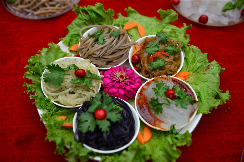 高山牧场、牛羊成群；山峦起伏，麦浪翻涌。这里有古城风貌，有草原风情，更有吃不完的美食。赏奇台美景之余，敬请参加奇台县“迎中秋、庆十一”诗歌征稿活动！获奖诗人可赴新疆奇台参加“迎中秋、庆十一”诗歌朗诵会，亲自观赏美景、品尝美食，往返交通及食宿费用由主办方承担！<a href="http://www.zgshige.cn/c/2016-08-10/1622271.shtml" target="_blank">点击此处查看投稿方式</a>