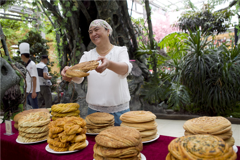 高山牧场、牛羊成群；山峦起伏，麦浪翻涌。这里有古城风貌，有草原风情，更有吃不完的美食。赏奇台美景之余，敬请参加奇台县“迎中秋、庆十一”诗歌征稿活动！获奖诗人可赴新疆奇台参加“迎中秋、庆十一”诗歌朗诵会，亲自观赏美景、品尝美食，往返交通及食宿费用由主办方承担！<a href="http://www.zgshige.cn/c/2016-08-10/1622271.shtml" target="_blank">点击此处查看投稿方式</a>