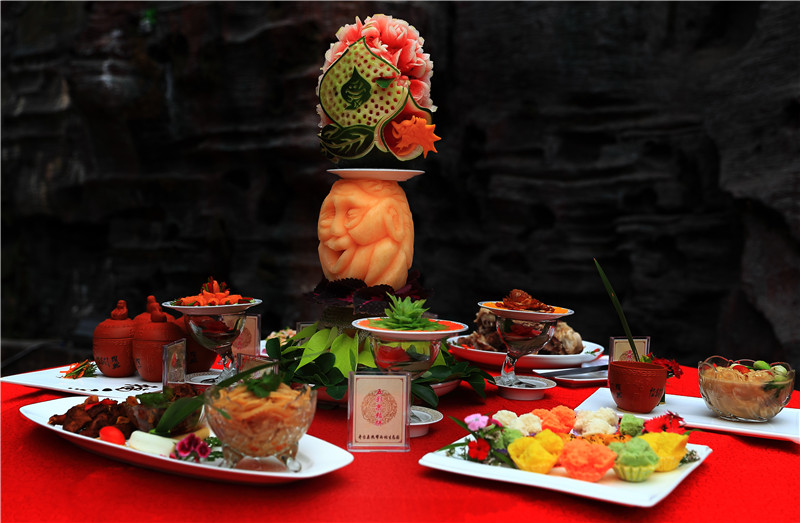 高山牧场、牛羊成群；山峦起伏，麦浪翻涌。这里有古城风貌，有草原风情，更有吃不完的美食。赏奇台美景之余，敬请参加奇台县“迎中秋、庆十一”诗歌征稿活动！获奖诗人可赴新疆奇台参加“迎中秋、庆十一”诗歌朗诵会，亲自观赏美景、品尝美食，往返交通及食宿费用由主办方承担！<a href="http://www.zgshige.cn/c/2016-08-10/1622271.shtml" target="_blank">点击此处查看投稿方式</a>