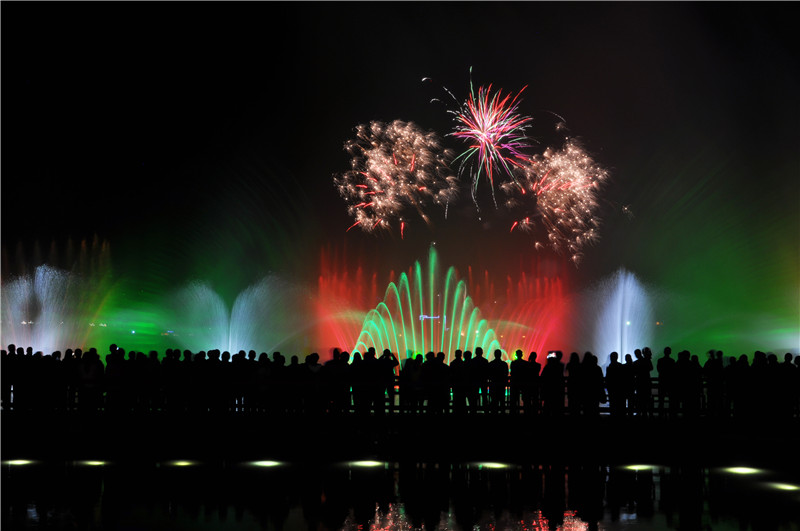 高山牧场、牛羊成群；山峦起伏，麦浪翻涌。这里有古城风貌，有草原风情，更有吃不完的美食。赏奇台美景之余，敬请参加奇台县“迎中秋、庆十一”诗歌征稿活动！获奖诗人可赴新疆奇台参加“迎中秋、庆十一”诗歌朗诵会，亲自观赏美景、品尝美食，往返交通及食宿费用由主办方承担！<a href="http://www.zgshige.cn/c/2016-08-10/1622271.shtml" target="_blank">点击此处查看投稿方式</a>