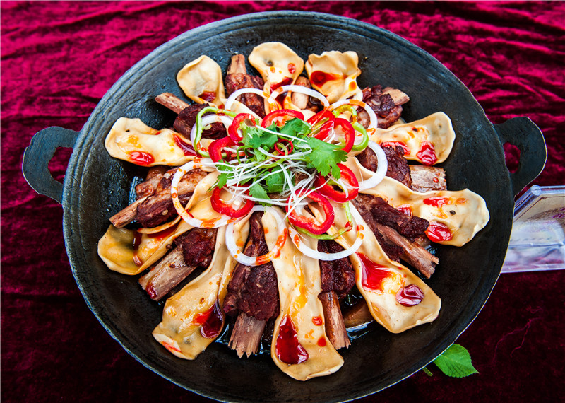 高山牧场、牛羊成群；山峦起伏，麦浪翻涌。这里有古城风貌，有草原风情，更有吃不完的美食。赏奇台美景之余，敬请参加奇台县“迎中秋、庆十一”诗歌征稿活动！获奖诗人可赴新疆奇台参加“迎中秋、庆十一”诗歌朗诵会，亲自观赏美景、品尝美食，往返交通及食宿费用由主办方承担！<a href="http://www.zgshige.cn/c/2016-08-10/1622271.shtml" target="_blank">点击此处查看投稿方式</a>