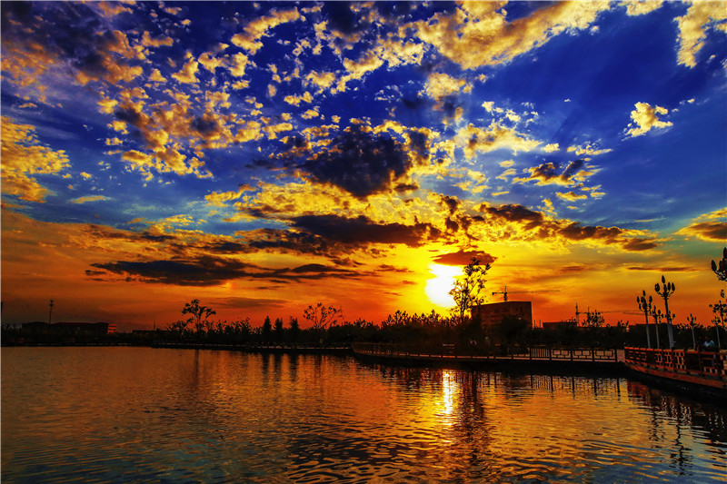 高山牧场、牛羊成群；山峦起伏，麦浪翻涌。这里有古城风貌，有草原风情，更有吃不完的美食。赏奇台美景之余，敬请参加奇台县“迎中秋、庆十一”诗歌征稿活动！获奖诗人可赴新疆奇台参加“迎中秋、庆十一”诗歌朗诵会，亲自观赏美景、品尝美食，往返交通及食宿费用由主办方承担！<a href="http://www.zgshige.cn/c/2016-08-10/1622271.shtml" target="_blank">点击此处查看投稿方式</a>