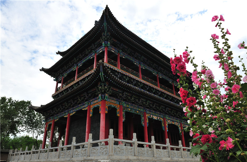 高山牧场、牛羊成群；山峦起伏，麦浪翻涌。这里有古城风貌，有草原风情，更有吃不完的美食。赏奇台美景之余，敬请参加奇台县“迎中秋、庆十一”诗歌征稿活动！获奖诗人可赴新疆奇台参加“迎中秋、庆十一”诗歌朗诵会，亲自观赏美景、品尝美食，往返交通及食宿费用由主办方承担！<a href="http://www.zgshige.cn/c/2016-08-10/1622271.shtml" target="_blank">点击此处查看投稿方式</a>