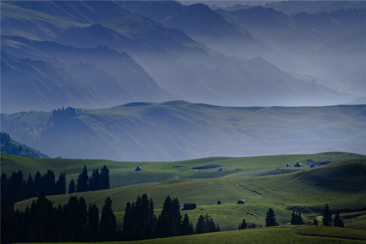 高山牧场、牛羊成群；山峦起伏，麦浪翻涌。这里有古城风貌，有草原风情，更有吃不完的美食。赏奇台美景之余，敬请参加奇台县“迎中秋、庆十一”诗歌征稿活动！获奖诗人可赴新疆奇台参加“迎中秋、庆十一”诗歌朗诵会，亲自观赏美景、品尝美食，往返交通及食宿费用由主办方承担！<a href="http://www.zgshige.cn/c/2016-08-10/1622271.shtml" target="_blank">点击此处查看投稿方式</a>