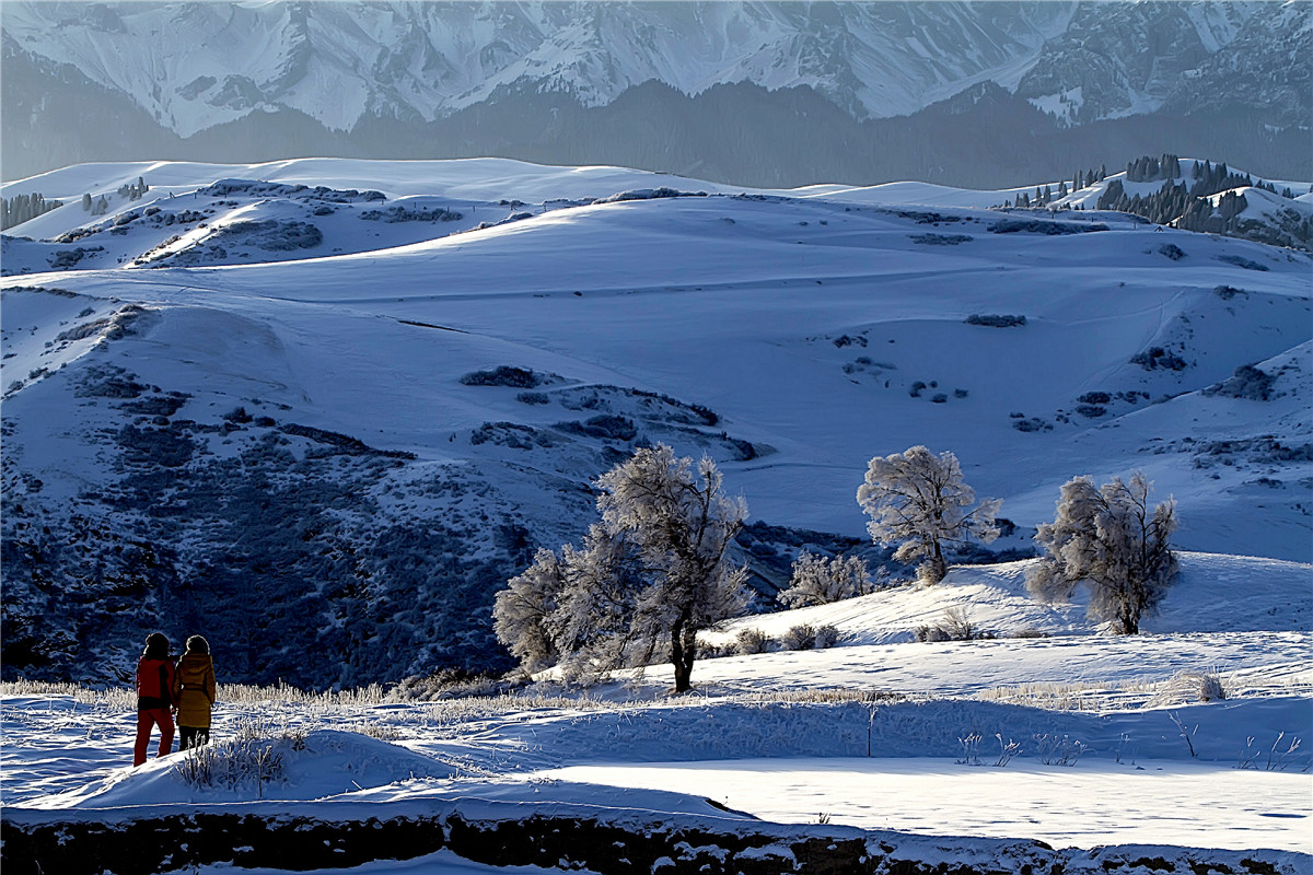 高山牧场、牛羊成群；山峦起伏，麦浪翻涌。这里有古城风貌，有草原风情，更有吃不完的美食。赏奇台美景之余，敬请参加奇台县“迎中秋、庆十一”诗歌征稿活动！获奖诗人可赴新疆奇台参加“迎中秋、庆十一”诗歌朗诵会，亲自观赏美景、品尝美食，往返交通及食宿费用由主办方承担！<a href="http://www.zgshige.cn/c/2016-08-10/1622271.shtml" target="_blank">点击此处查看投稿方式</a>