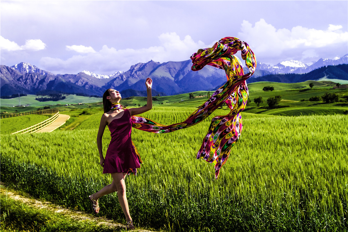 高山牧场、牛羊成群；山峦起伏，麦浪翻涌。这里有古城风貌，有草原风情，更有吃不完的美食。赏奇台美景之余，敬请参加奇台县“迎中秋、庆十一”诗歌征稿活动！获奖诗人可赴新疆奇台参加“迎中秋、庆十一”诗歌朗诵会，亲自观赏美景、品尝美食，往返交通及食宿费用由主办方承担！<a href="http://www.zgshige.cn/c/2016-08-10/1622271.shtml" target="_blank">点击此处查看投稿方式</a>