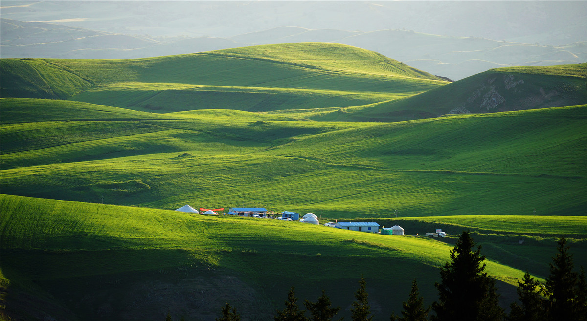 高山牧场、牛羊成群；山峦起伏，麦浪翻涌。这里有古城风貌，有草原风情，更有吃不完的美食。赏奇台美景之余，敬请参加奇台县“迎中秋、庆十一”诗歌征稿活动！获奖诗人可赴新疆奇台参加“迎中秋、庆十一”诗歌朗诵会，亲自观赏美景、品尝美食，往返交通及食宿费用由主办方承担！<a href="http://www.zgshige.cn/c/2016-08-10/1622271.shtml" target="_blank">点击此处查看投稿方式</a>