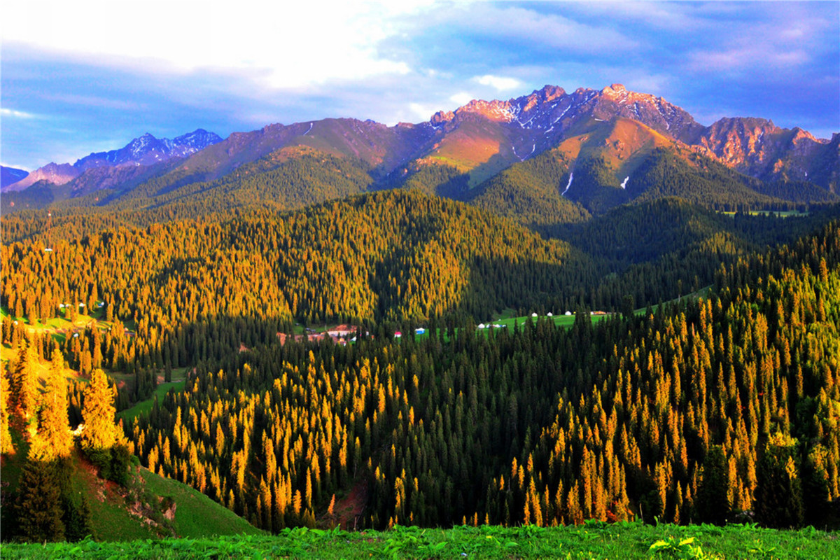 高山牧场、牛羊成群；山峦起伏，麦浪翻涌。这里有古城风貌，有草原风情，更有吃不完的美食。赏奇台美景之余，敬请参加奇台县“迎中秋、庆十一”诗歌征稿活动！获奖诗人可赴新疆奇台参加“迎中秋、庆十一”诗歌朗诵会，亲自观赏美景、品尝美食，往返交通及食宿费用由主办方承担！<a href="http://www.zgshige.cn/c/2016-08-10/1622271.shtml" target="_blank">点击此处查看投稿方式</a>