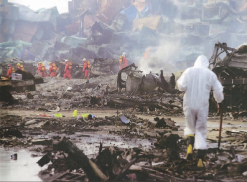 天津港大爆炸现场消防队员忙碌的身影