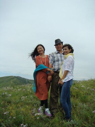 我们仨，吹着阿尔山的风，对面就是古战场